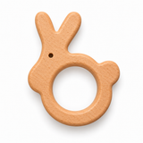 Anneau de dentition lapin en bois naturel, forme arrondie avec grandes oreilles et large poignée centrale, photo produit sur fond blanc.