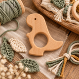 Création DIY d’un hochet dinosaure en bois avec fil et accessoires de couture