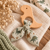 Hochet dinosaure en bois naturel avec tissu imprimé dinosaures vert et beige