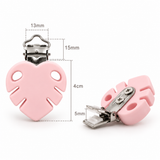 Pince d’attache-tétine rose en silicone et métal, présentée sous deux angles avec mesures 4 cm, 15 mm, 13 mm et 5 mm sur fond blanc