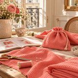 Double gaze de coton corail, création couture dans une ambiance parisienne