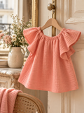 Robe fille cousue en double gaze de coton corail, création couture dans une ambiance parisienne