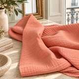 Double gaze de coton corail drapée dans un intérieur parisien élégant et lumineux