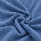 Double-gaze 100% coton bleu orage froissée, vue rapprochée de la texture gaufrée du tissu
