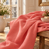 Double gaze de coton corail drapée dans un intérieur parisien élégant et lumineux