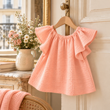 Robe fille cousue en double gaze de coton saumon, création couture dans une ambiance parisienne