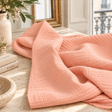 Double gaze de coton saumon drapée dans un intérieur parisien élégant et lumineux