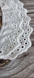 Col à coudre en broderie anglaise